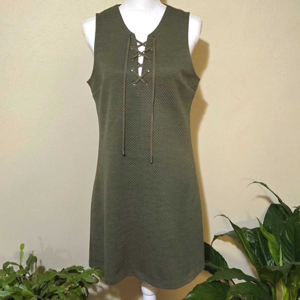 Lulu's Black Swan. Olive Green. Size Medium